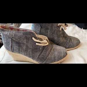 Tom’s canvas wedges